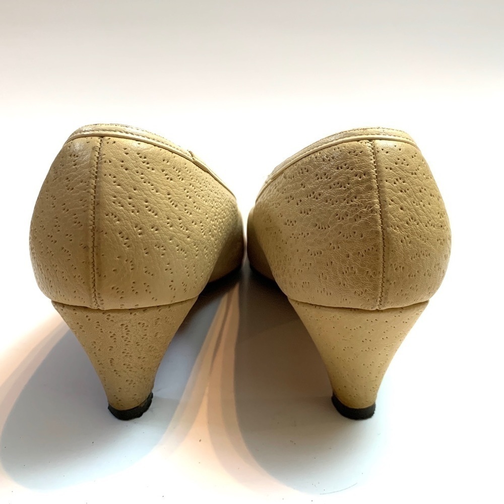 Vintage 1960s beige textured leather pumps - Picture 6 of 7